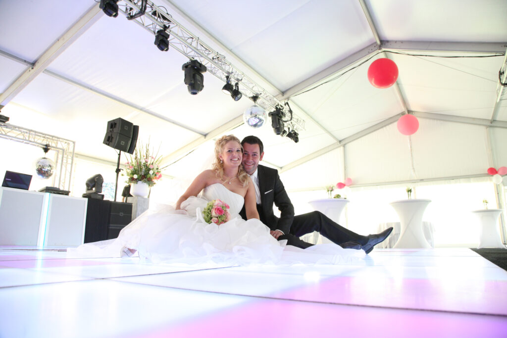 Bruidspaar op LED dansvloer